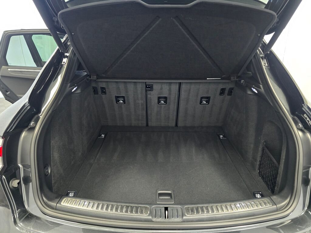 Certified 2025 Porsche Macan image 12