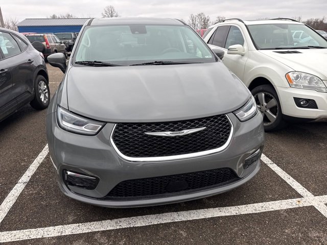 Used 2023 Chrysler Pacifica Touring-L image 3