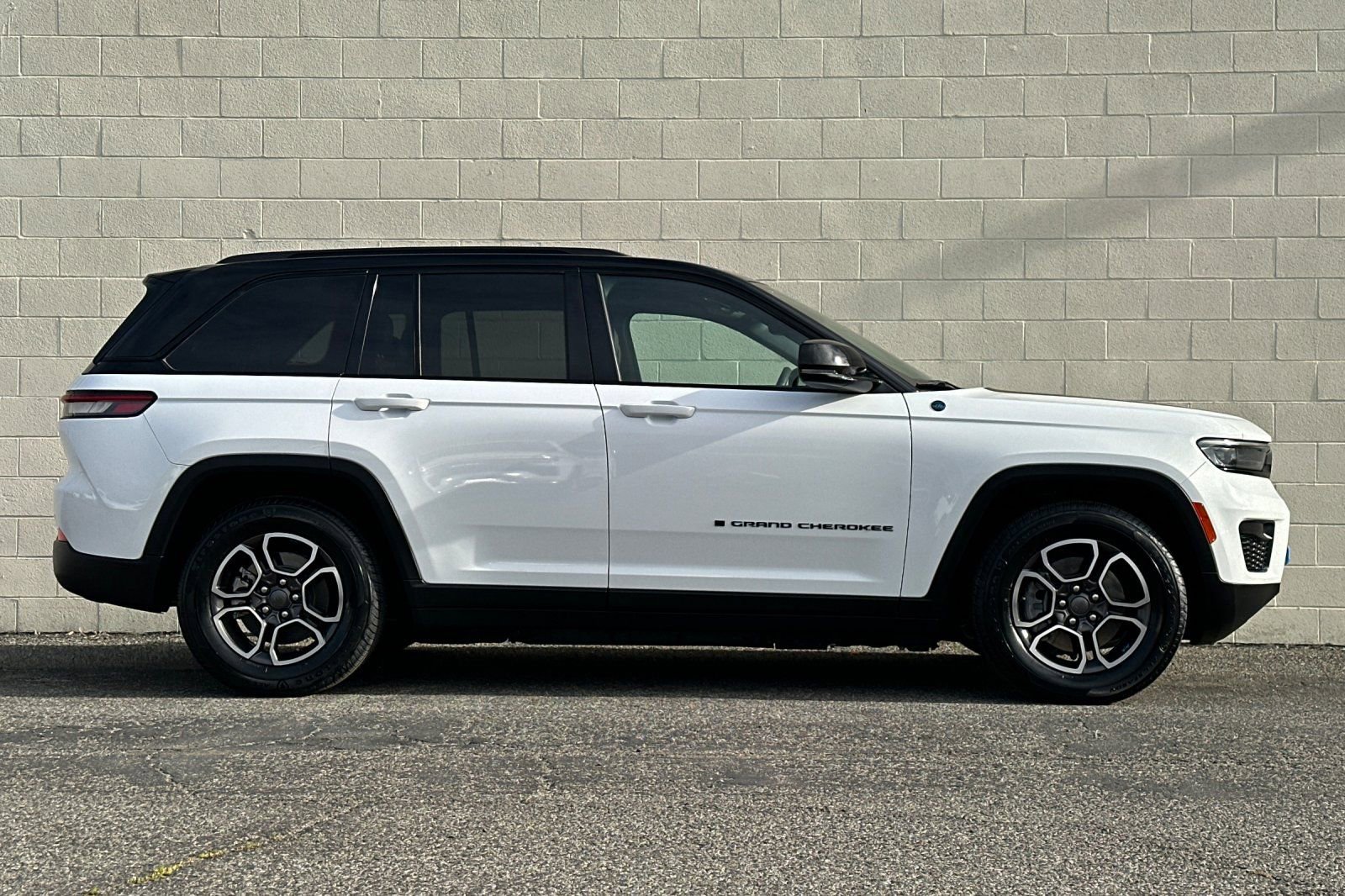 Used 2023 Jeep Grand Cherokee Trailhawk image 3