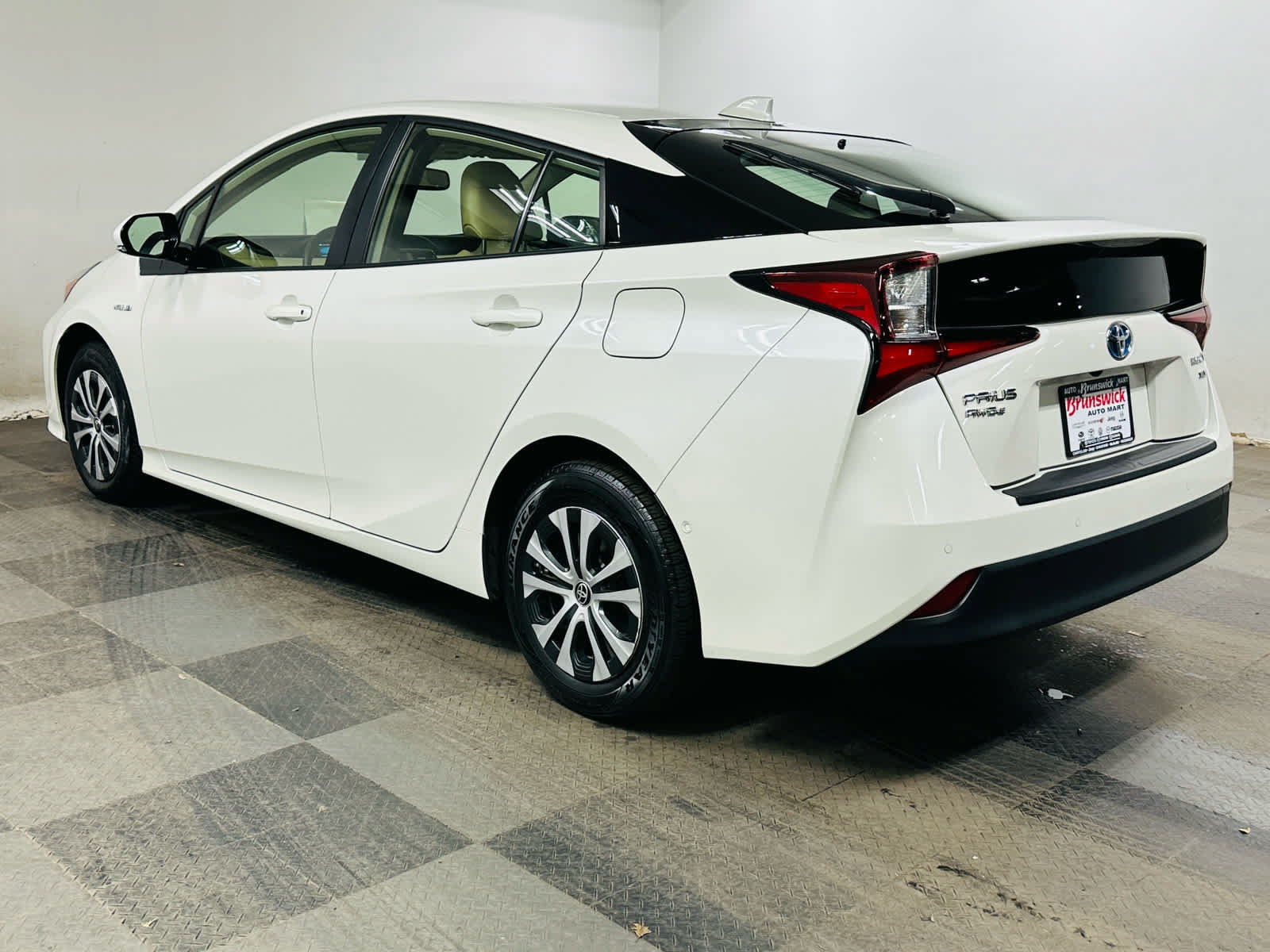 Used 2020 Toyota Prius XLE AWD/4WD image 4