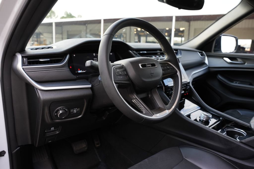 Used 2023 Jeep Grand Cherokee L Laredo image 15