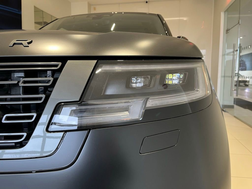 Used 2025 Land Rover Range Rover SE image 10