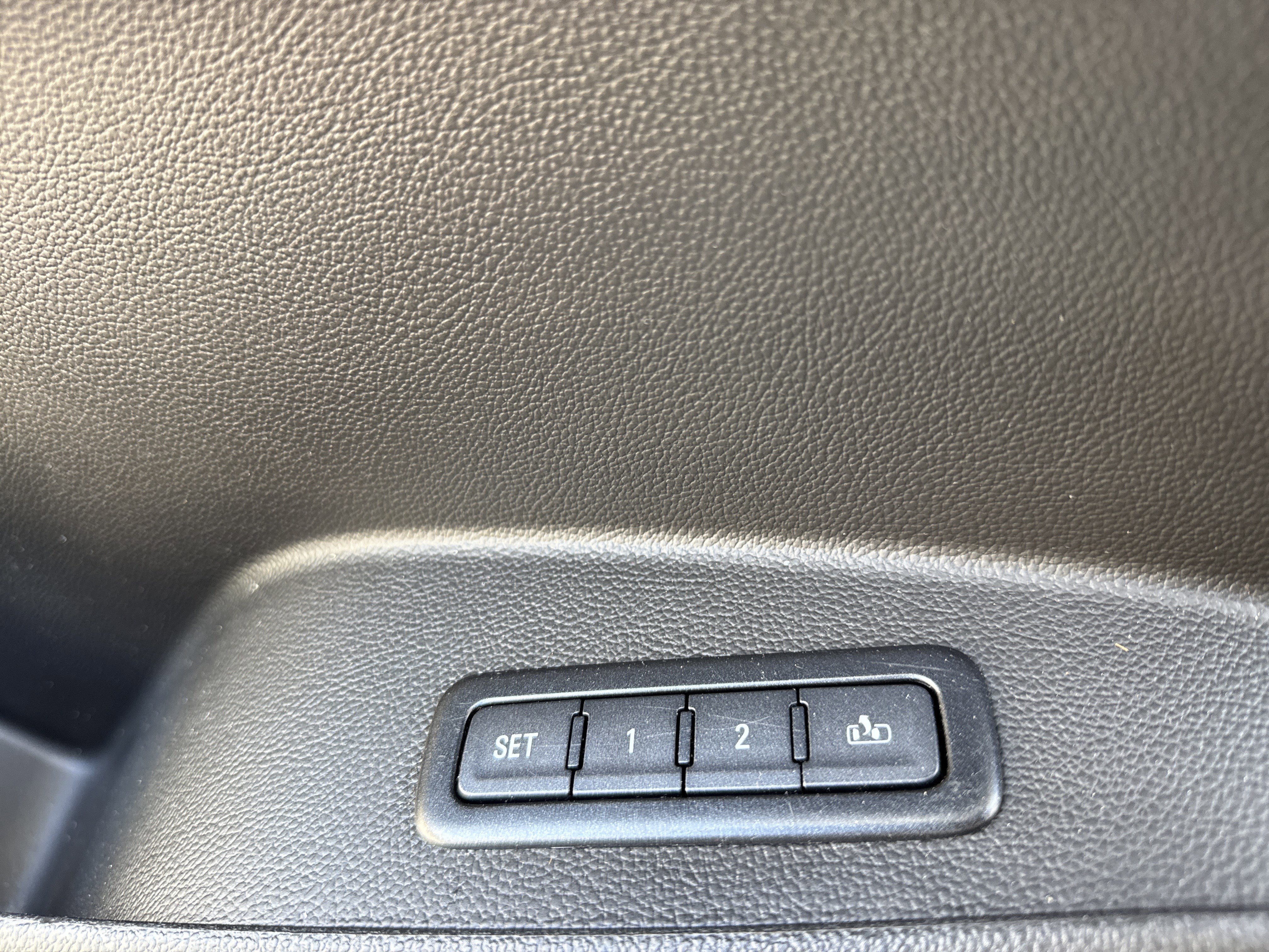 Used 2018 GMC Yukon XL Denali RWD image 16
