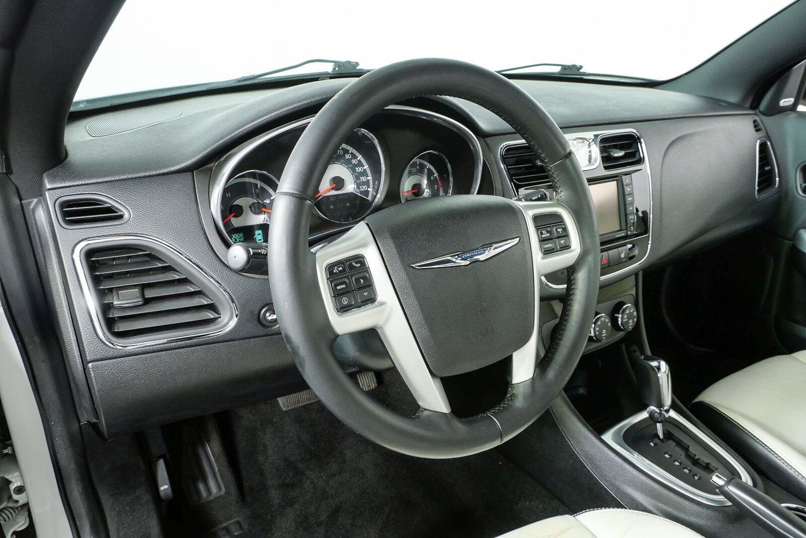 Used 2013 Chrysler 200 Limited FWD image 4