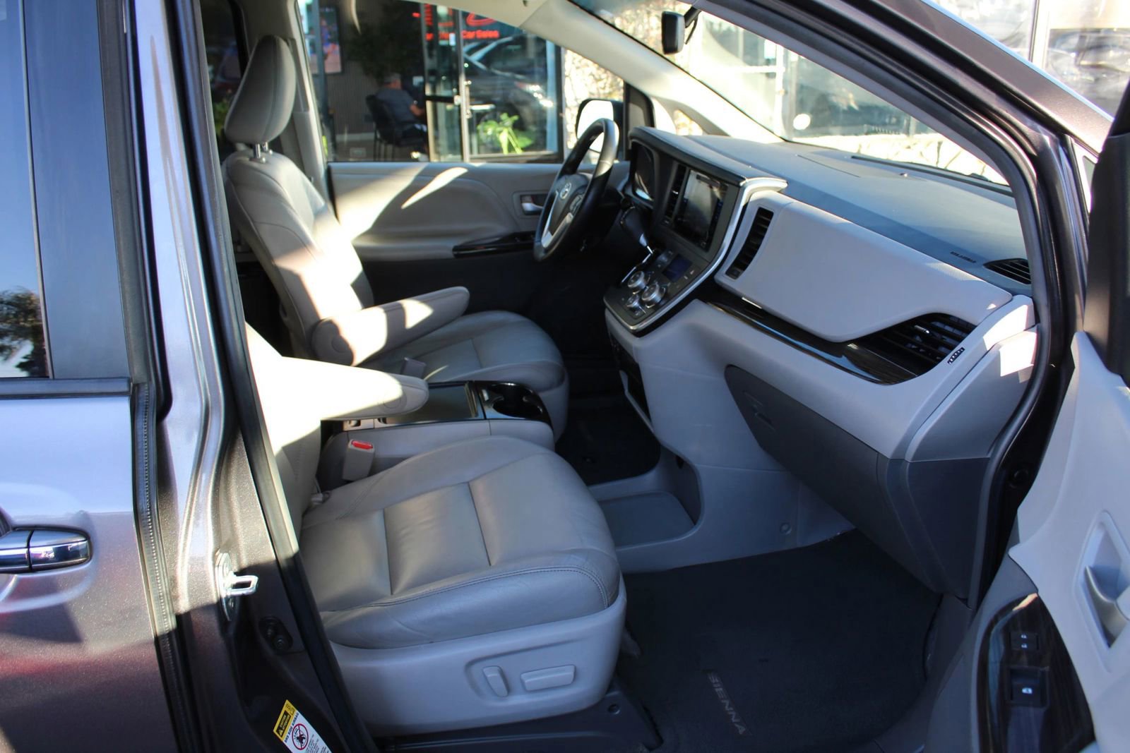 Used 2015 Toyota Sienna XLE w/ XLE Navigation Package FWD image 10