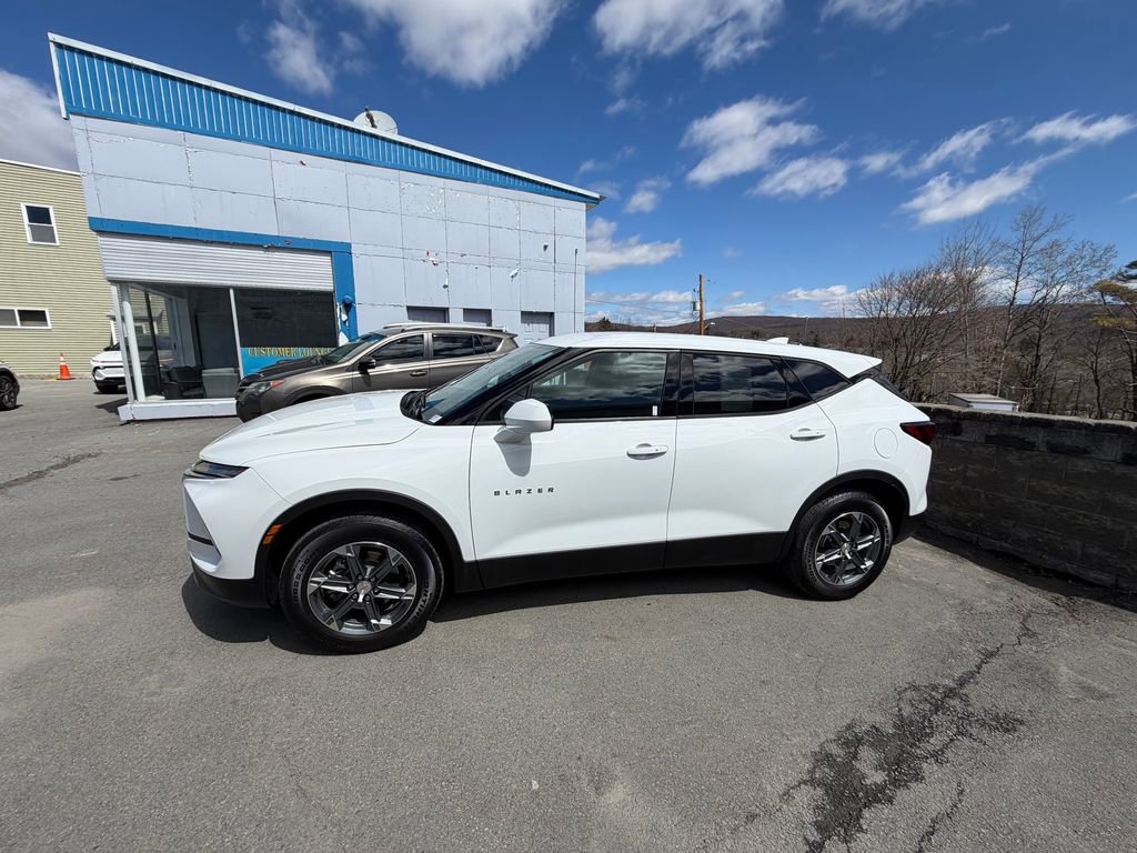 Used 2025 Chevrolet Blazer LT image 2