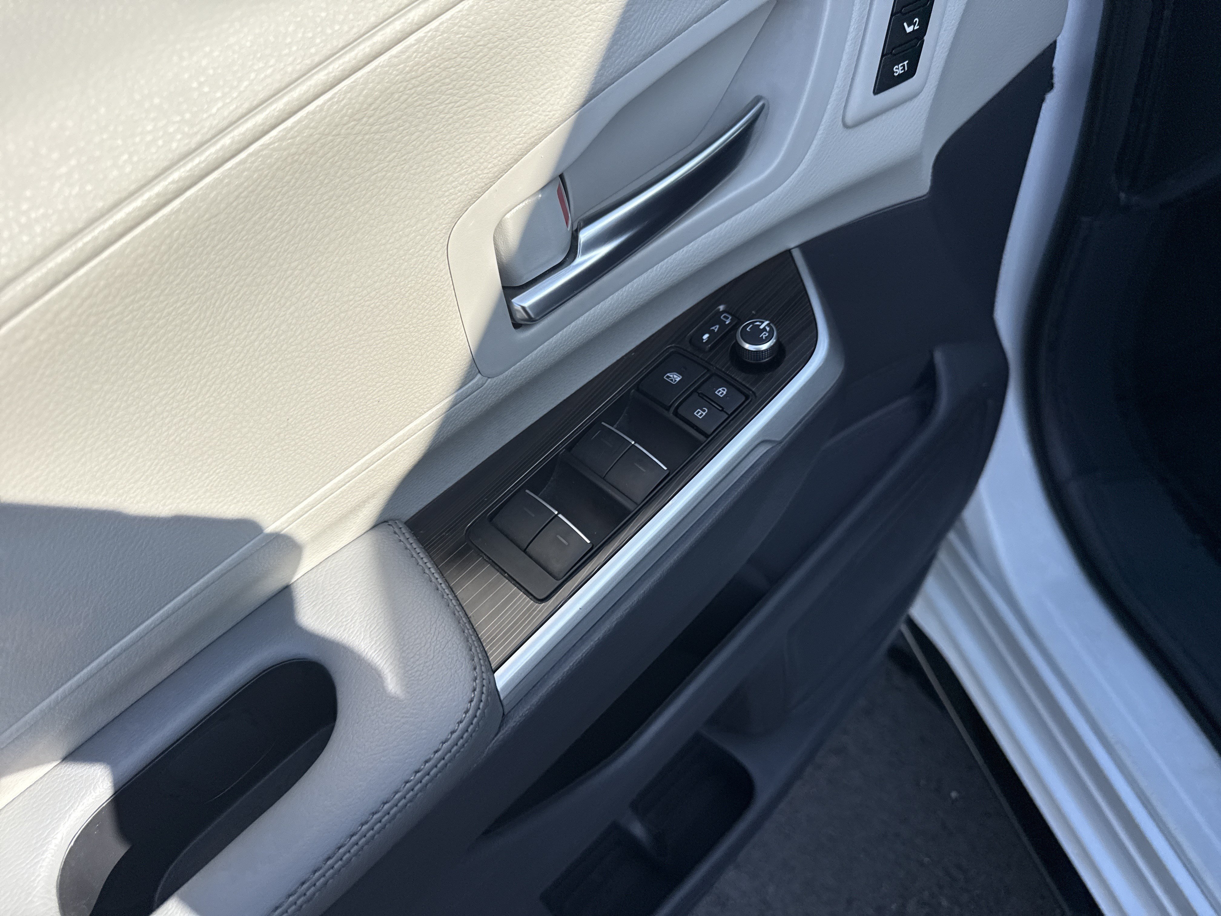 Used 2023 Toyota Sienna Limited FWD image 15