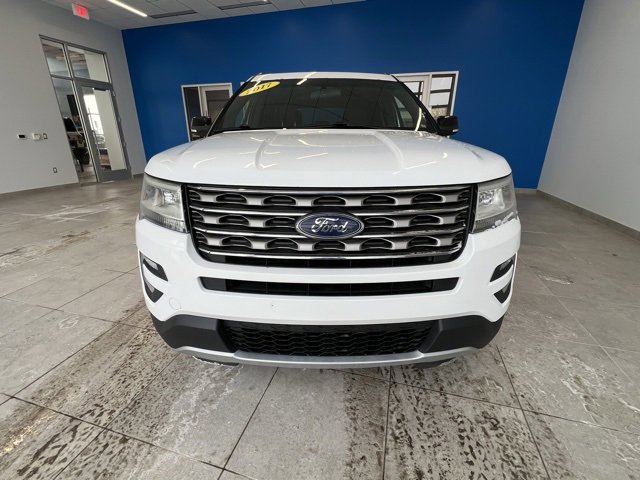 Used 2017 Ford Explorer XLT image 2