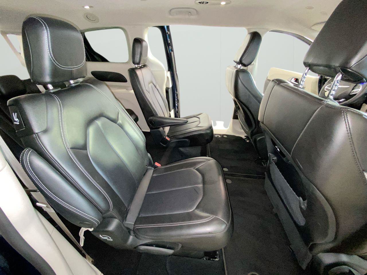 Used 2023 Chrysler Pacifica Touring-L FWD image 17