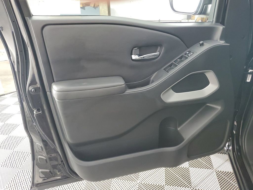 Used 2022 Nissan Frontier SV image 27