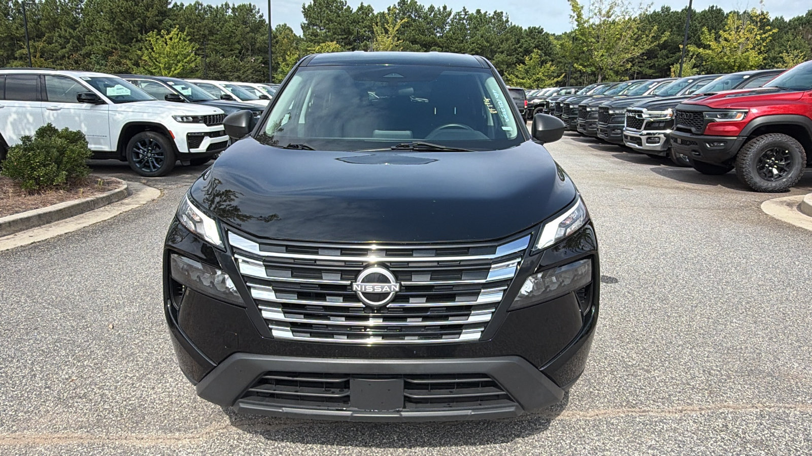 Used 2024 Nissan Rogue S AWD/4WD image 3