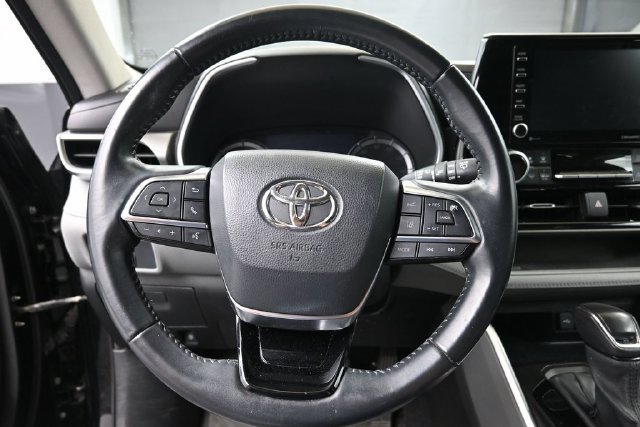 Used 2021 Toyota Highlander XLE AWD/4WD image 24