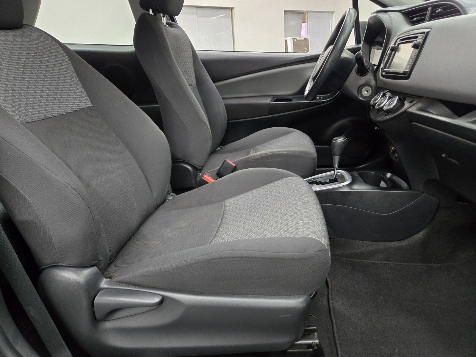 Used 2015 Toyota Yaris L image 11