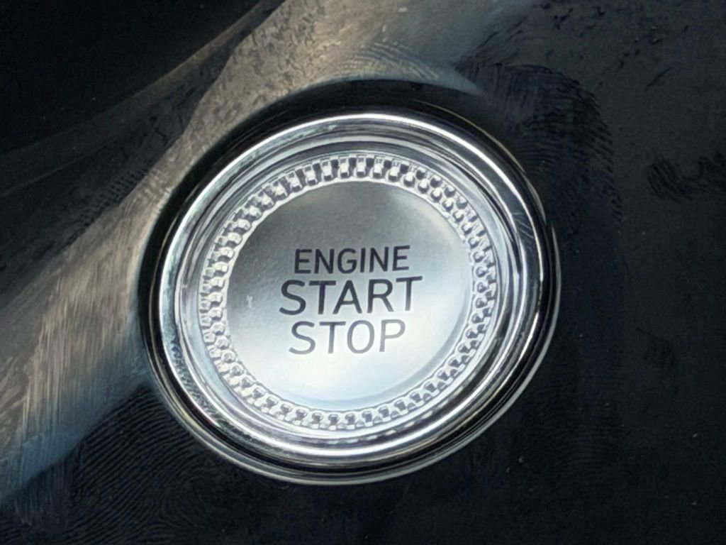 Used 2025 Genesis G70 2.5T image 28