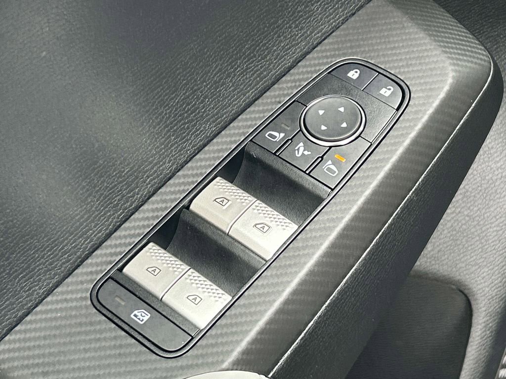 Used 2025 Mitsubishi Outlander SE image 29