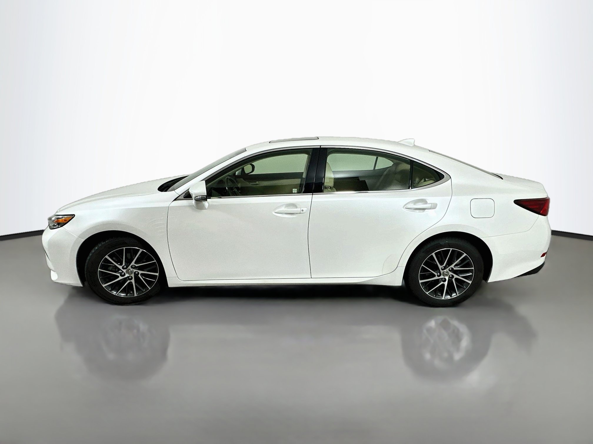 Used 2017 Lexus ES 350 w/ Luxury Package FWD image 4