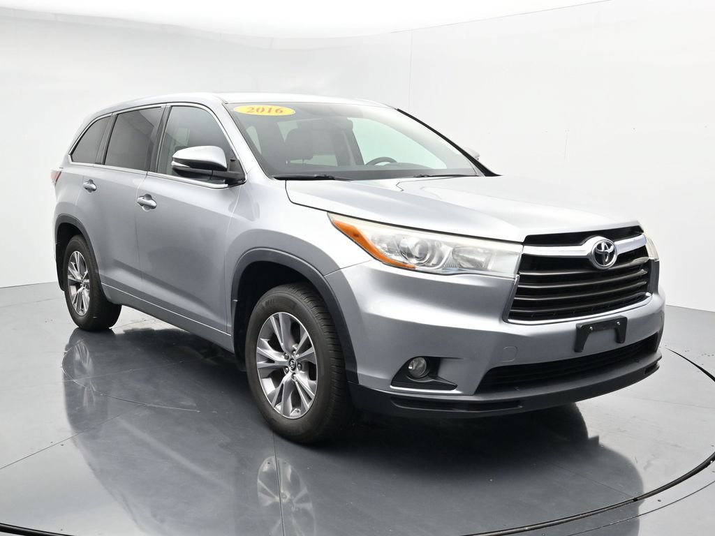 Used 2016 Toyota Highlander Plus AWD/4WD image 2