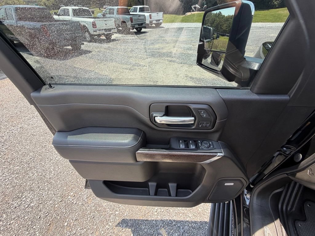 Used 2022 GMC Sierra 2500 Denali w/ Denali Black Diamond Edition AWD/4WD image 6