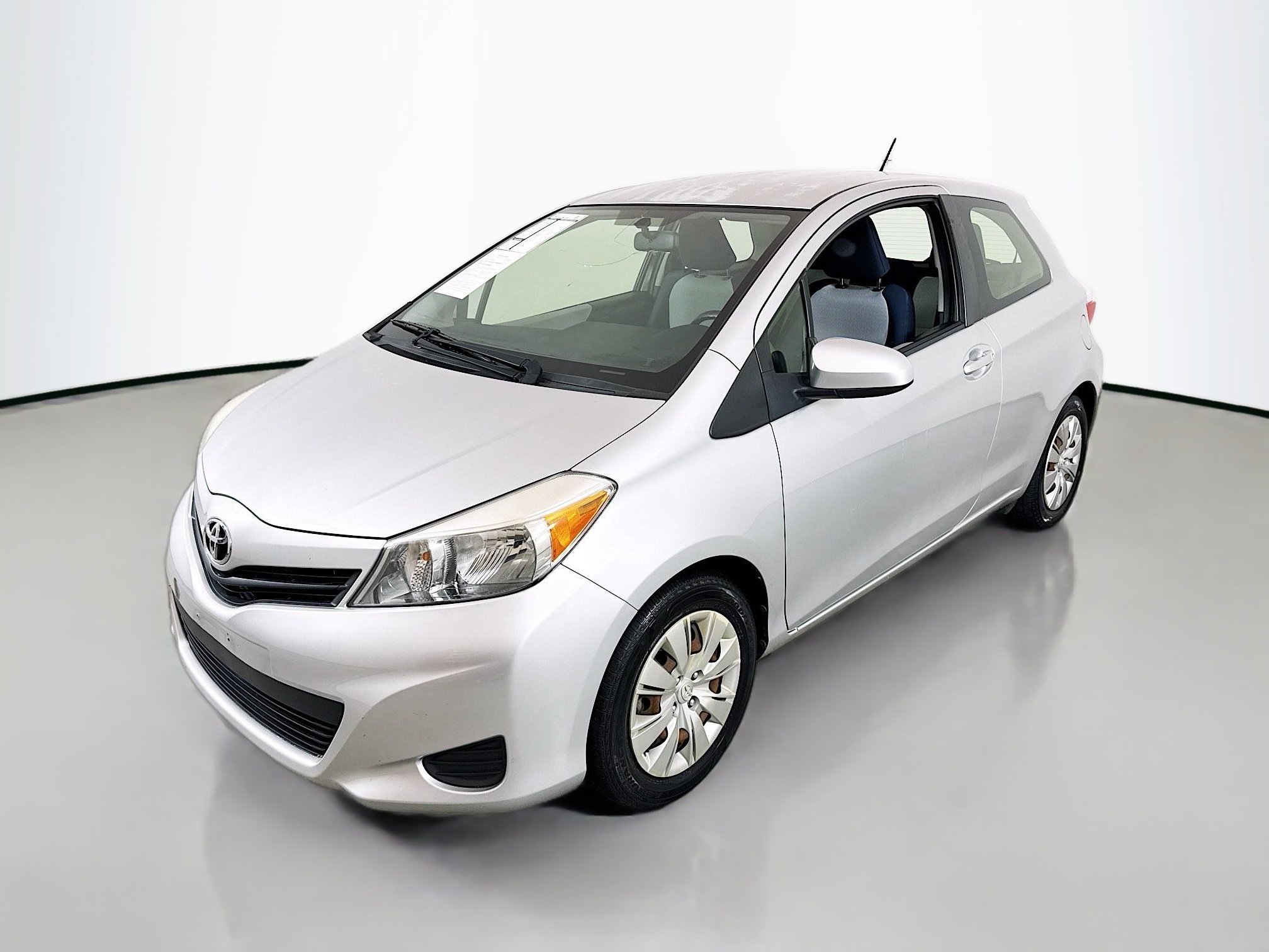 Used 2014 Toyota Yaris L image 3
