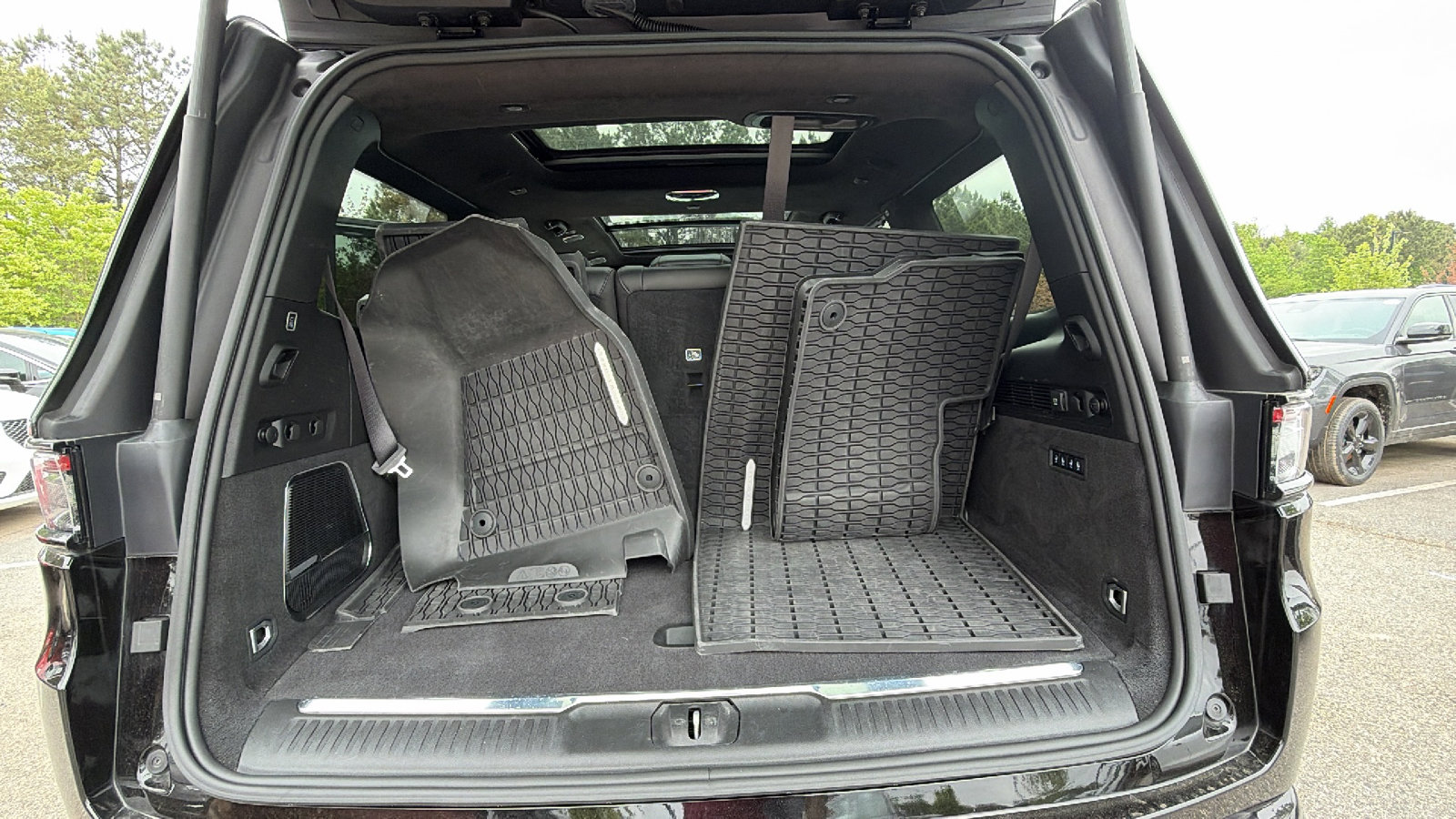 Used 2025 Jeep Grand Wagoneer Series III w/ Rear Seat Video Group 1 AWD/4WD image 13