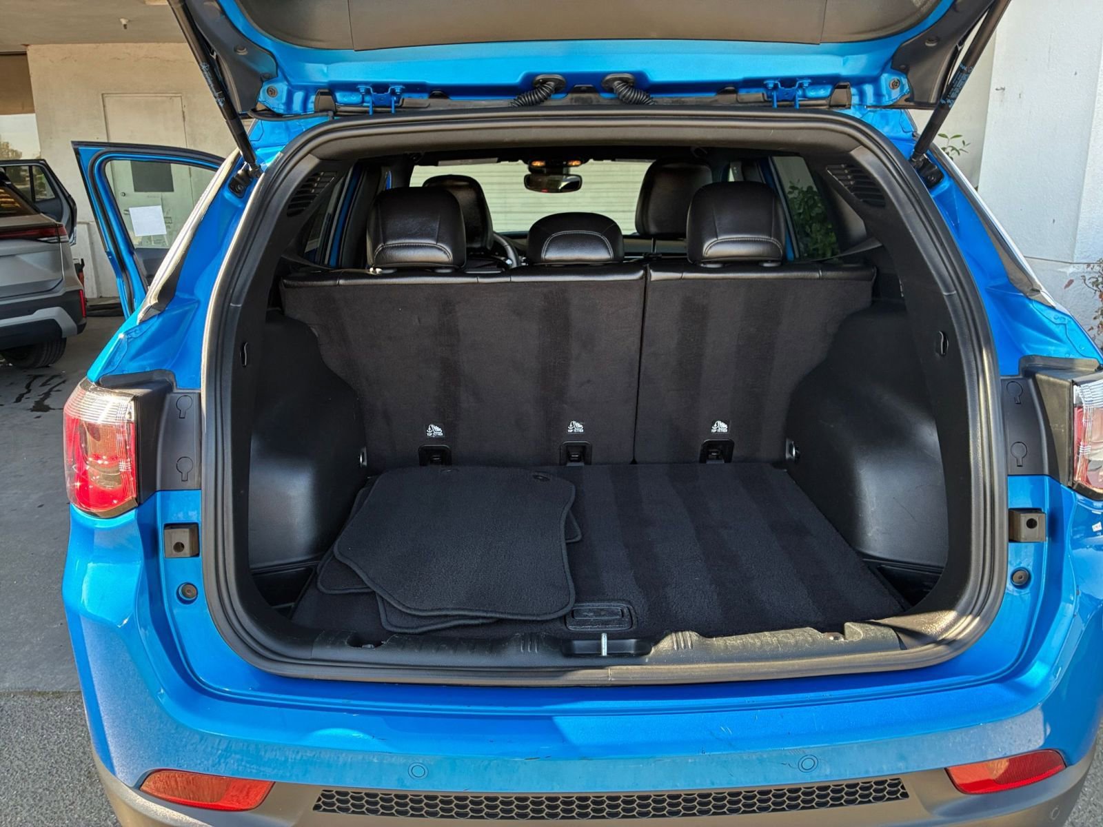 Used 2025 Jeep Compass Limited image 32