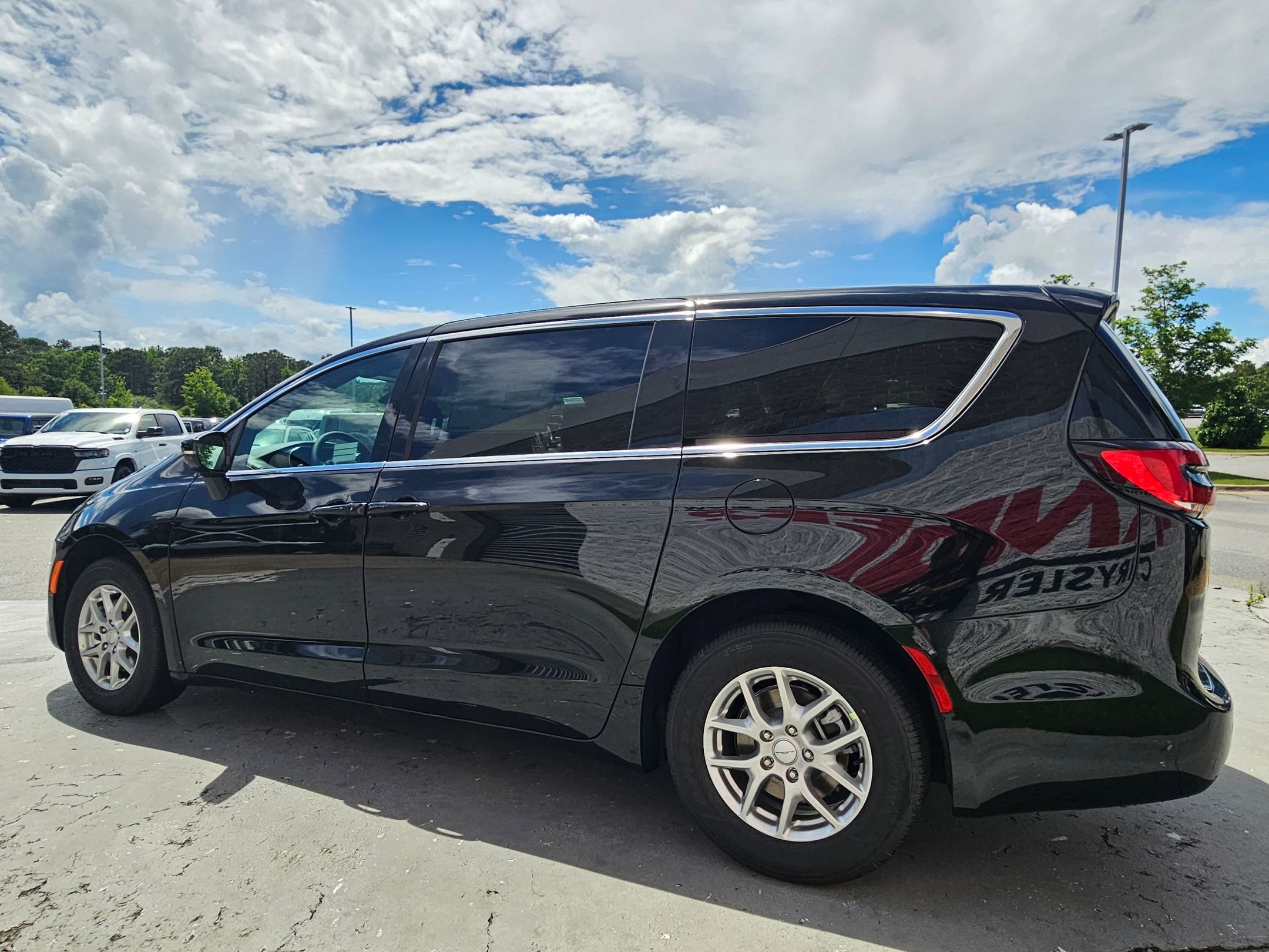 New 2027 Chrysler Pacifica Select FWD image 5