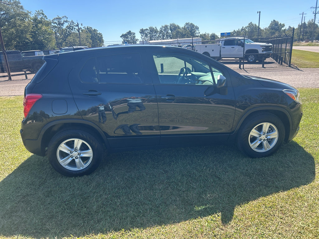 Used 2022 Chevrolet Trax LS w/ Tint and Cruise Package image 9