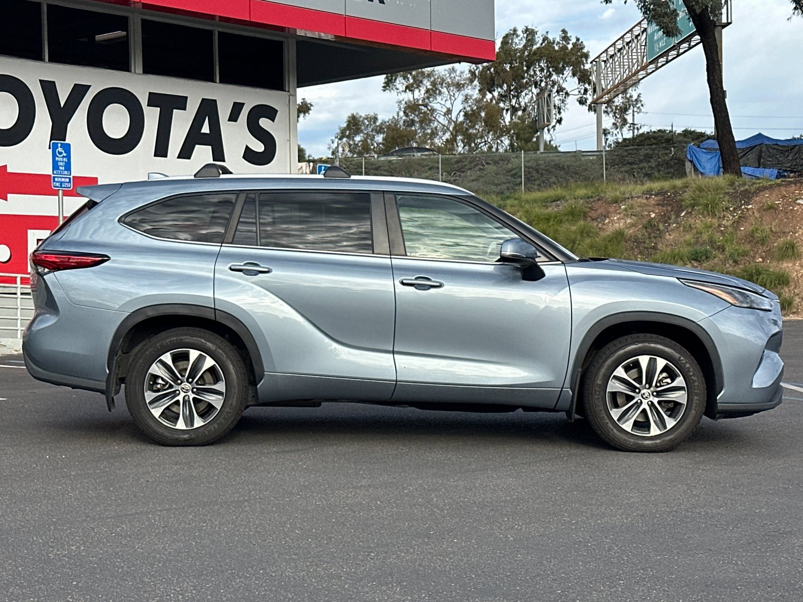 Used 2023 Toyota Highlander XLE image 6
