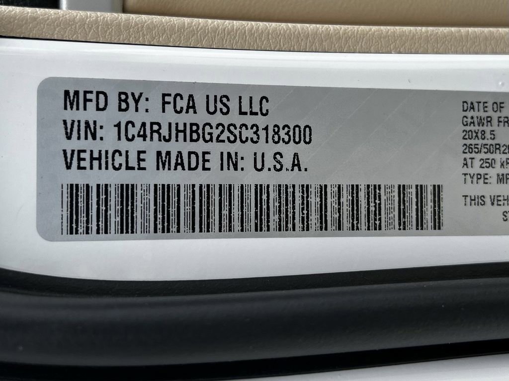 Used 2025 Jeep Grand Cherokee Limited w/ Black Appearance Package AWD/4WD image 35
