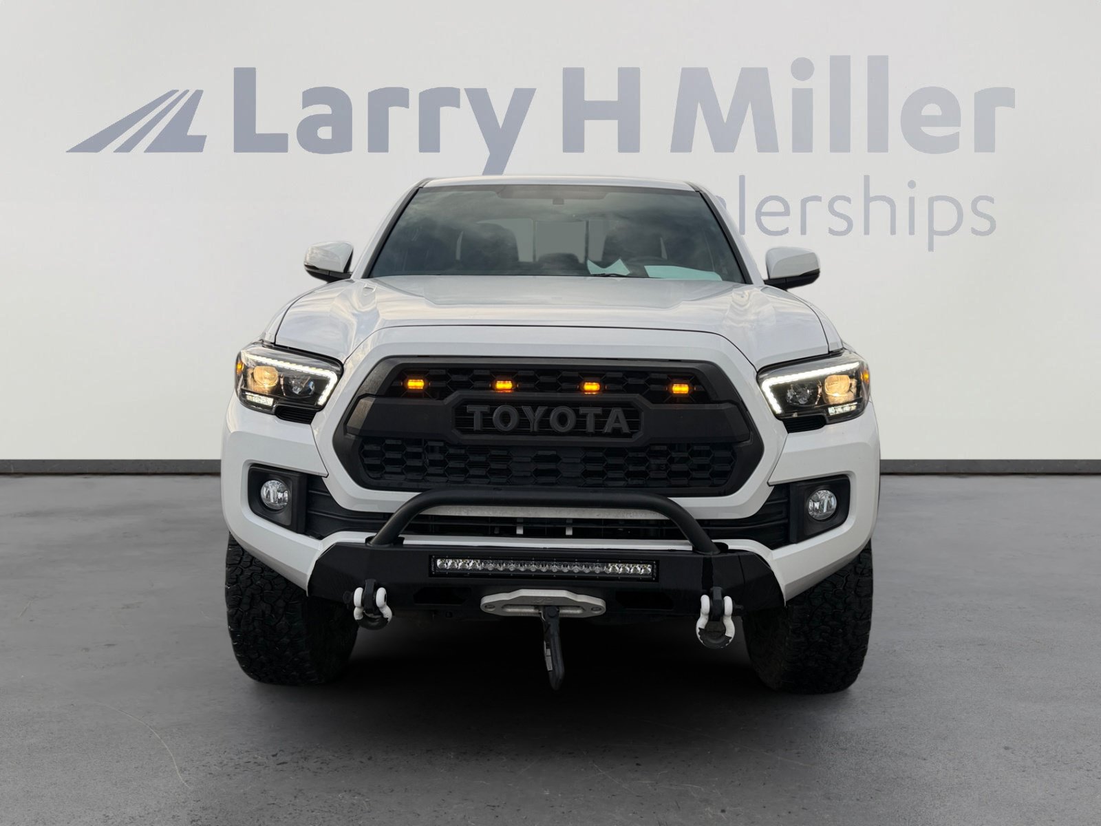 Used 2017 Toyota Tacoma TRD Off-Road w/ Premium & Technology Package AWD/4WD image 8