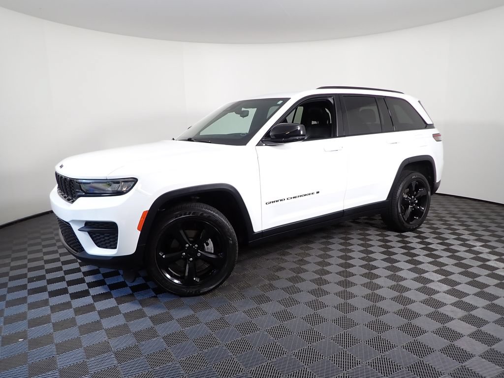 Used 2023 Jeep Grand Cherokee Altitude AWD/4WD image 9