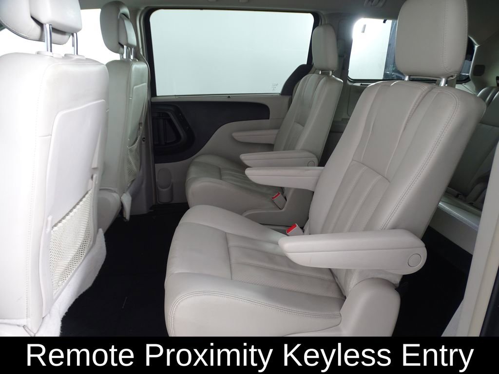 Used 2014 Chrysler Town & Country Touring-L w/ Driver Convenience Group image 10