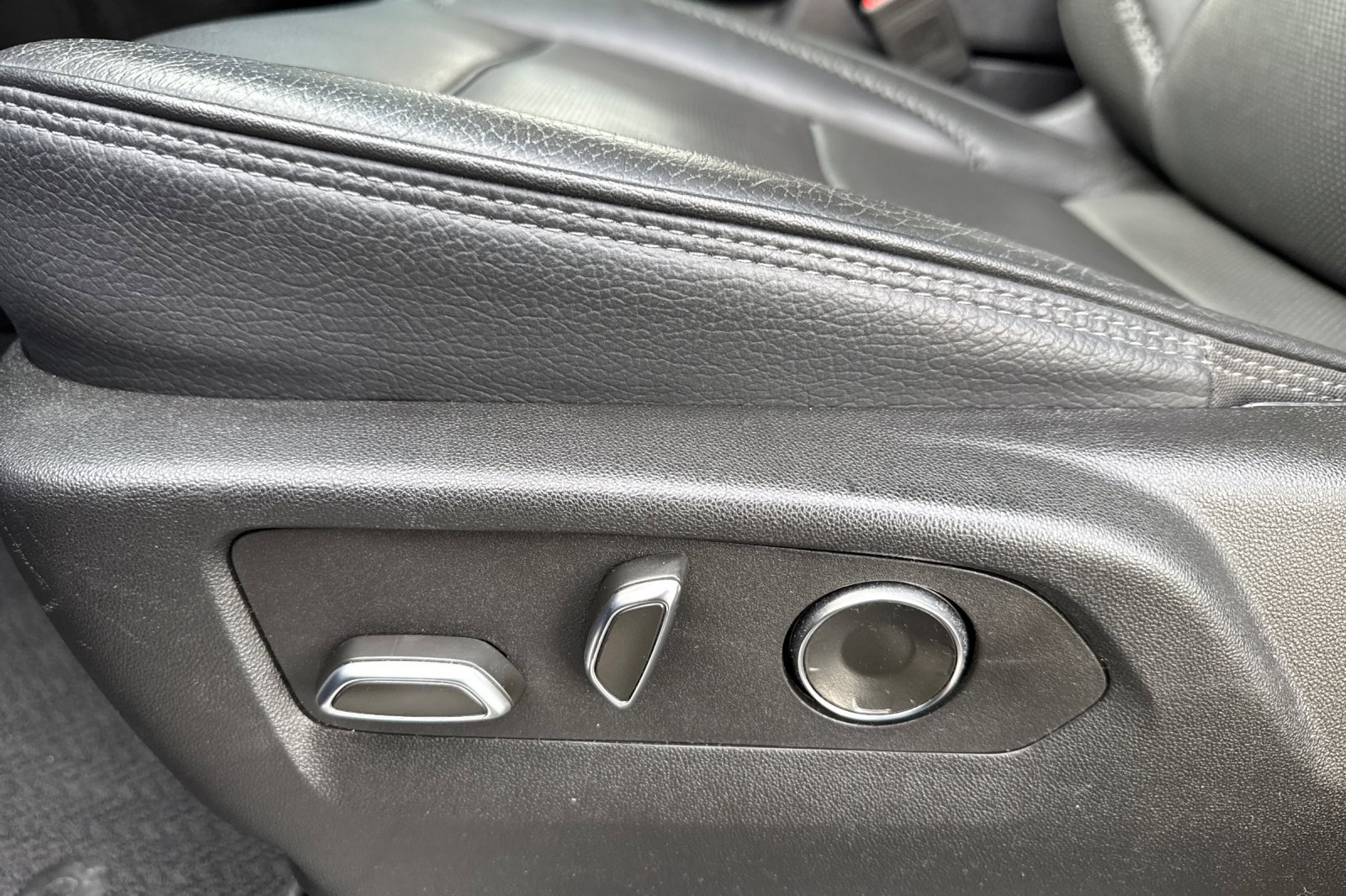 Used 2025 GMC Yukon Denali image 14