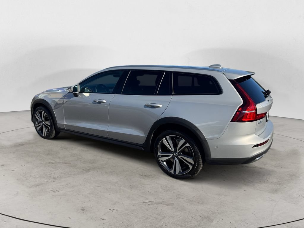 Certified 2025 Volvo V60 B5 Cross Country Plus AWD/4WD image 4