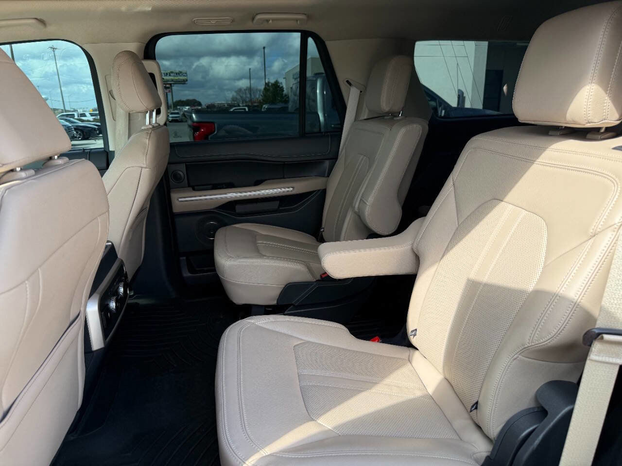 Used 2023 Ford Expedition Limited image 12