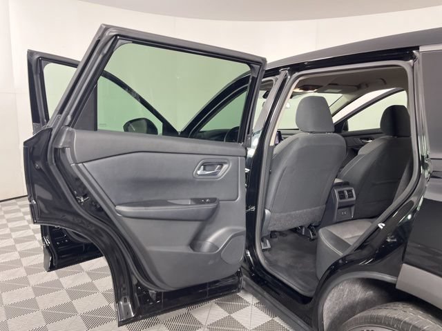 Used 2025 Nissan Rogue SV FWD image 40