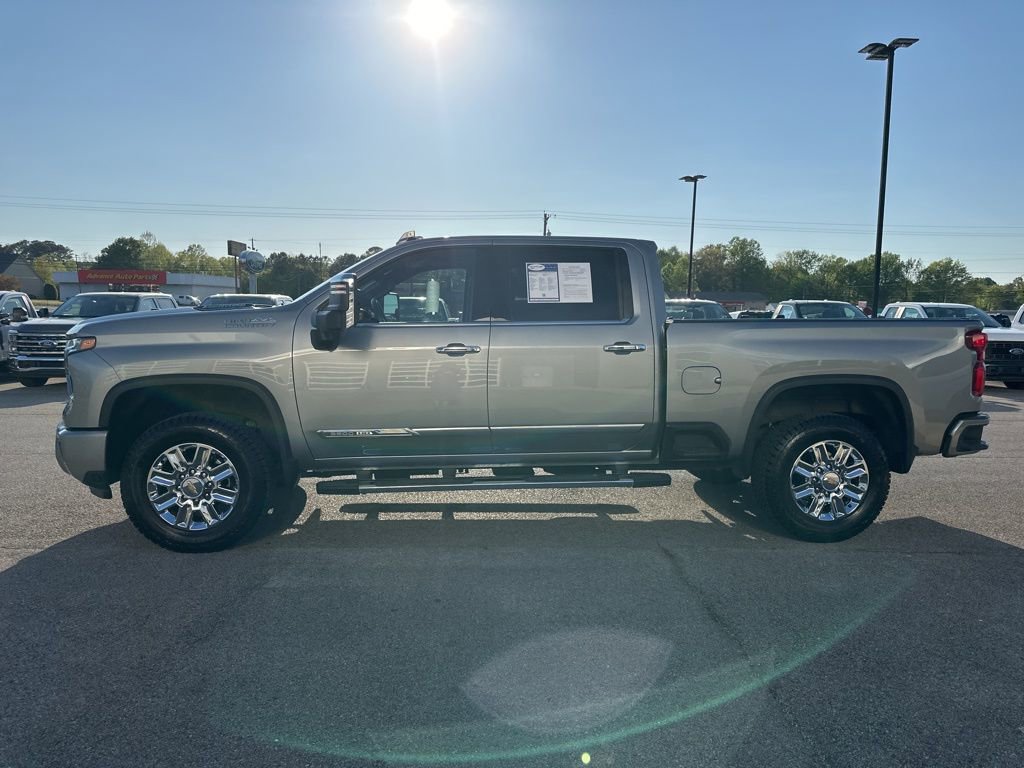 Used 2024 Chevrolet Silverado 2500 High Country w/ High Country Premium Package AWD/4WD image 4