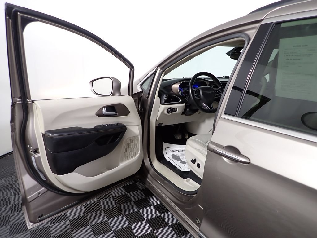 Used 2017 Chrysler Pacifica Touring-L w/ Tire & Wheel Group FWD image 20