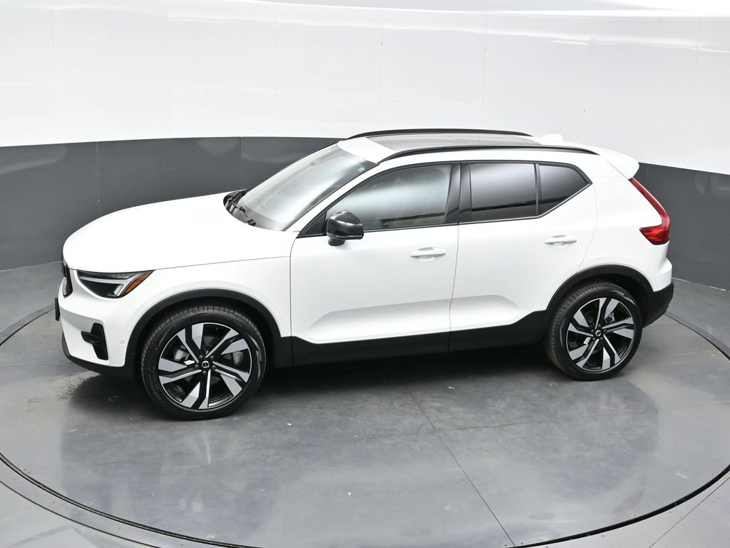 Used 2025 Volvo XC40 B5 Plus image 30
