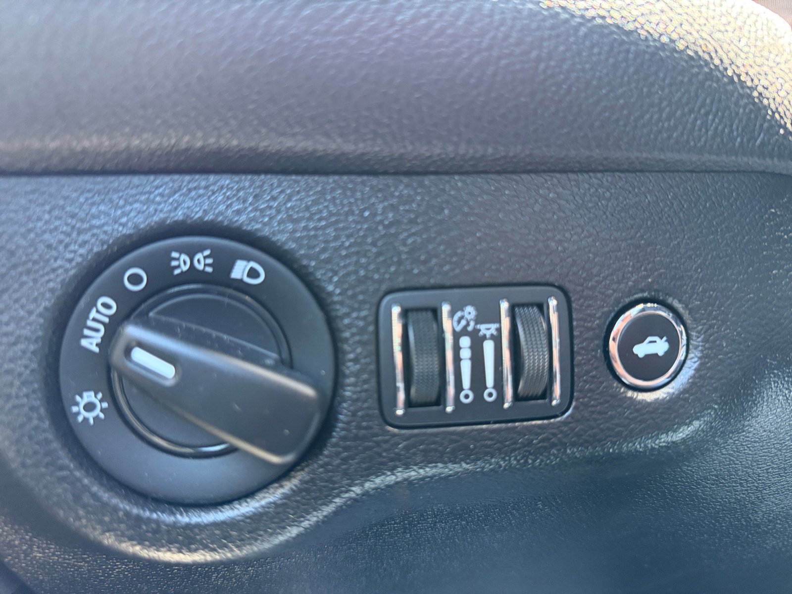 Used 2023 Dodge Challenger SXT RWD image 31