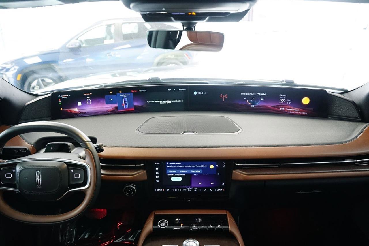 Used 2025 Lincoln Navigator Reserve image 33