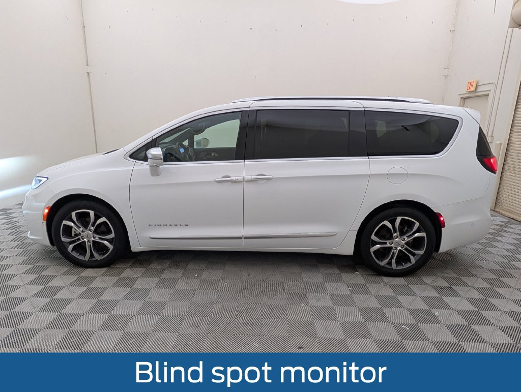 Used 2024 Chrysler Pacifica Pinnacle FWD image 11
