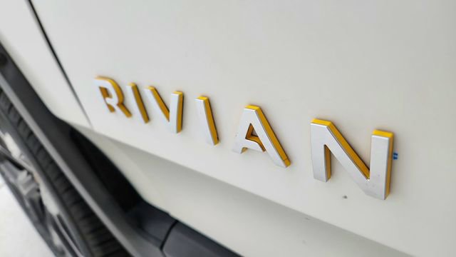 Used 2024 Rivian R1S Adventure AWD/4WD image 17