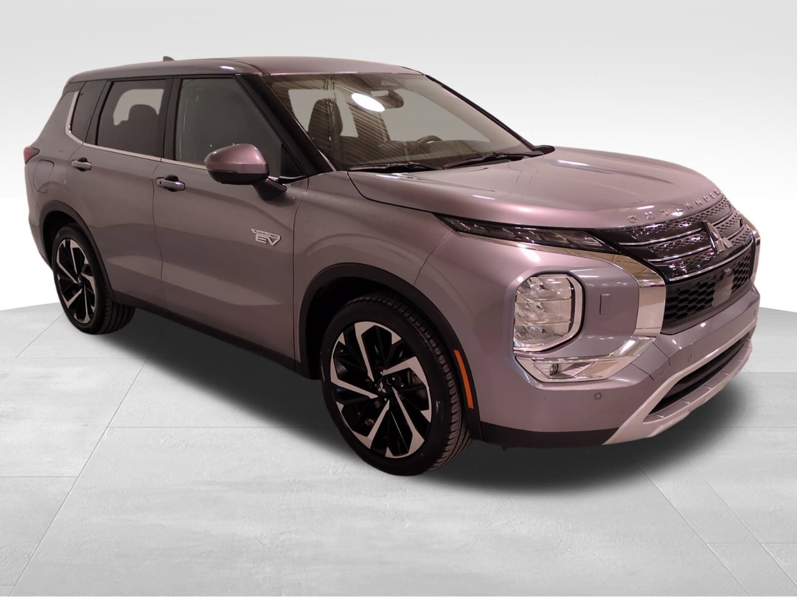 Used 2024 Mitsubishi Outlander SE image 1