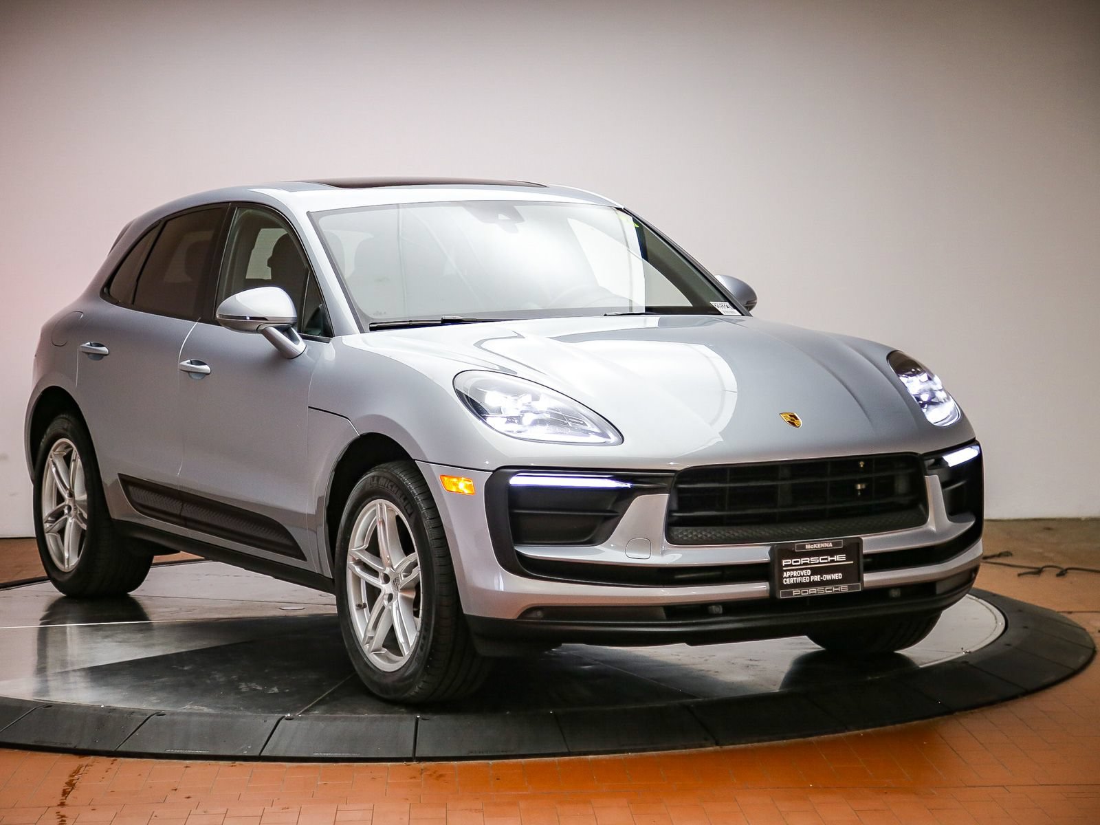 Certified 2022 Porsche Macan AWD/4WD image 9