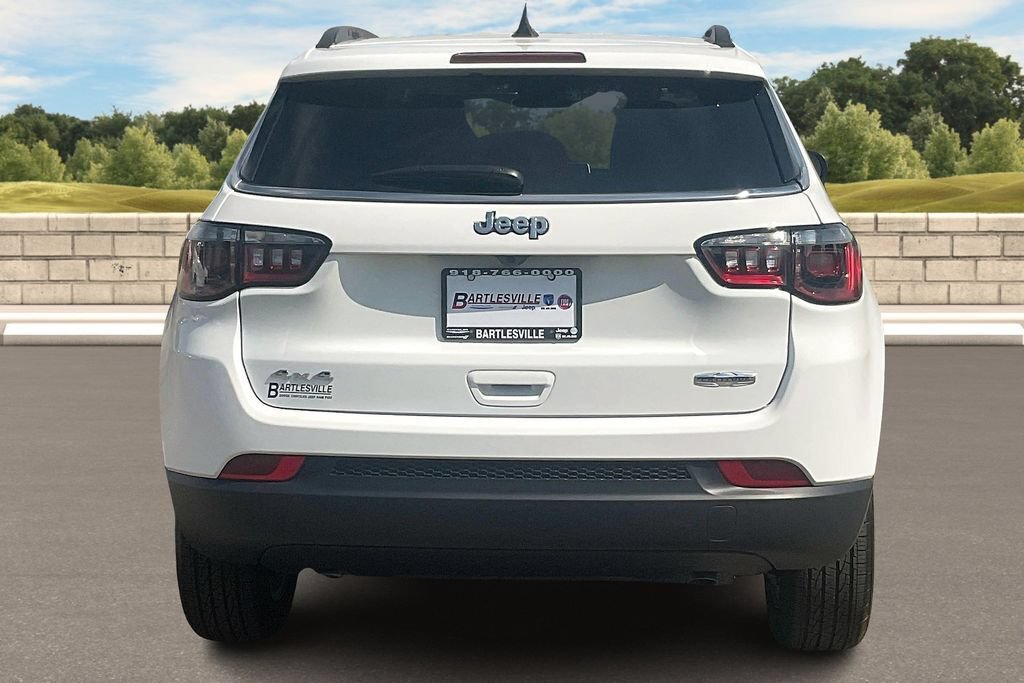 New 2025 Jeep Compass Latitude w/ Convenience Group AWD/4WD image 4