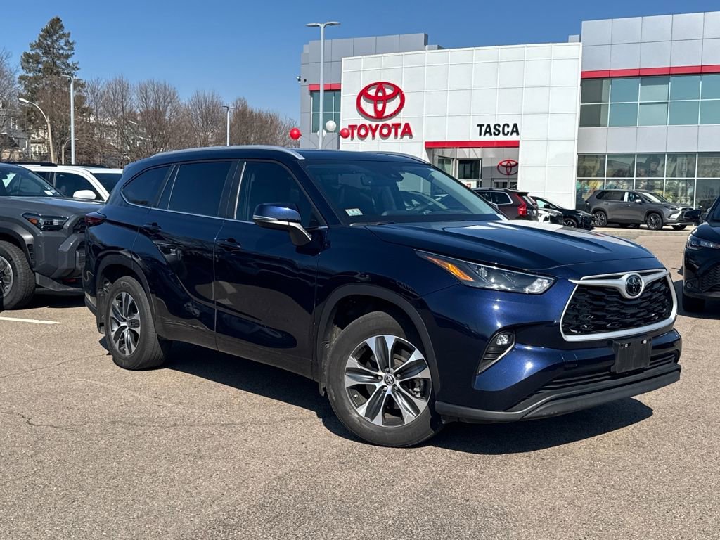 Used 2025 Toyota Highlander XLE image 1