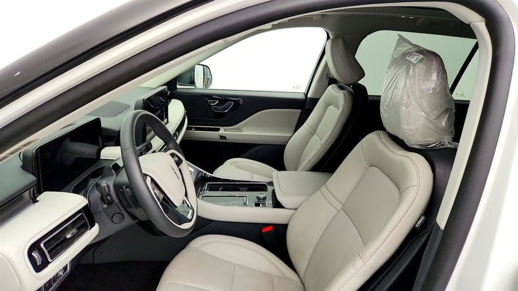 Used 2025 Lincoln Aviator 2WD w/ Jet Appearance Package image 11