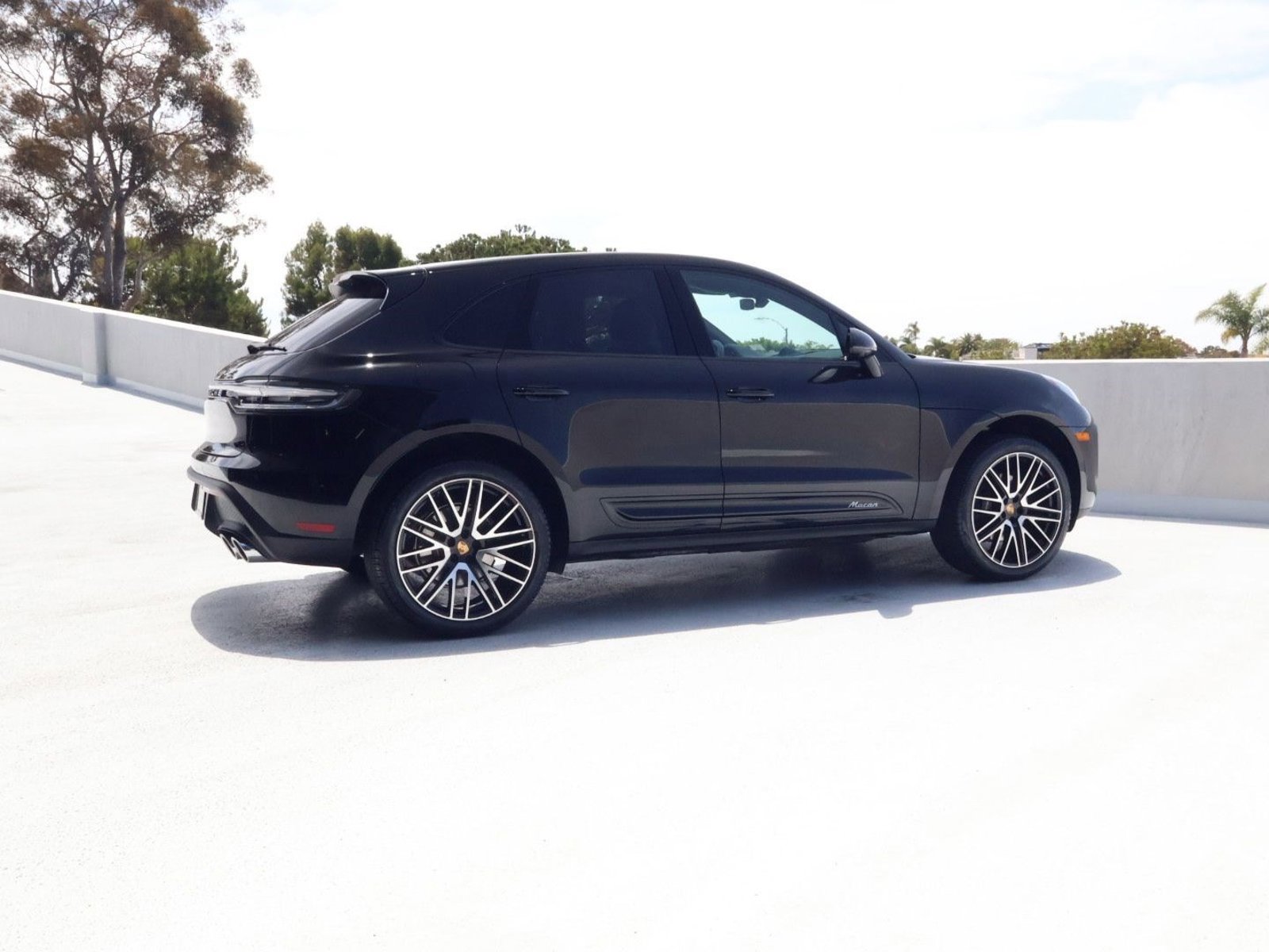 Certified 2025 Porsche Macan AWD/4WD image 8