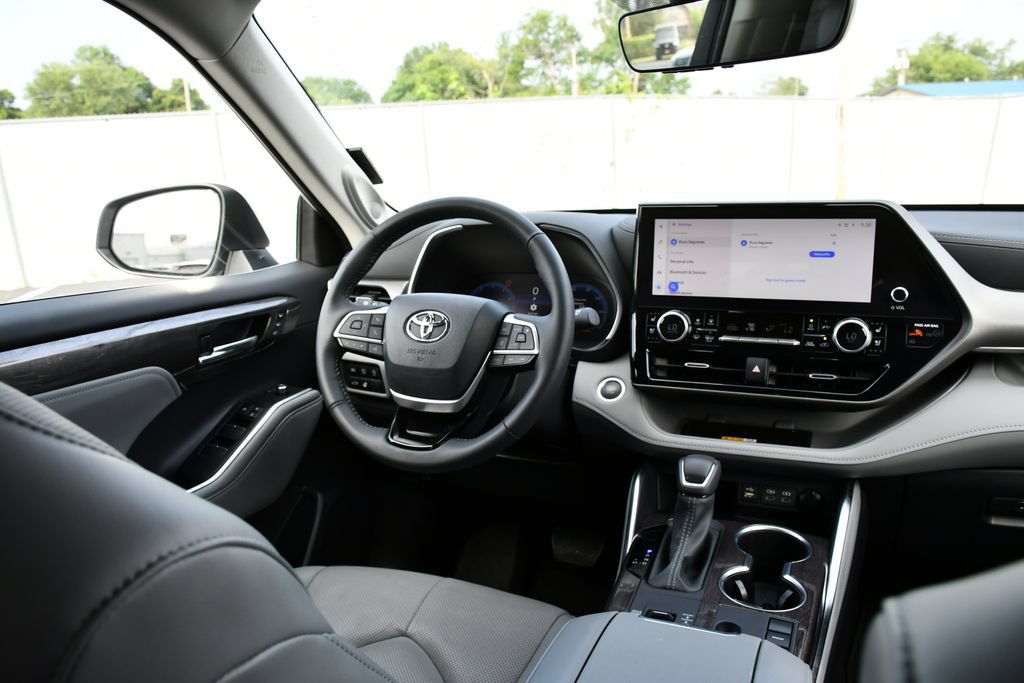 Used 2024 Toyota Highlander Limited FWD image 26